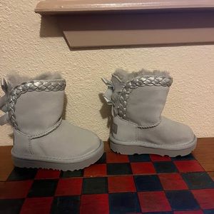 Size 6 toddler Uggs
